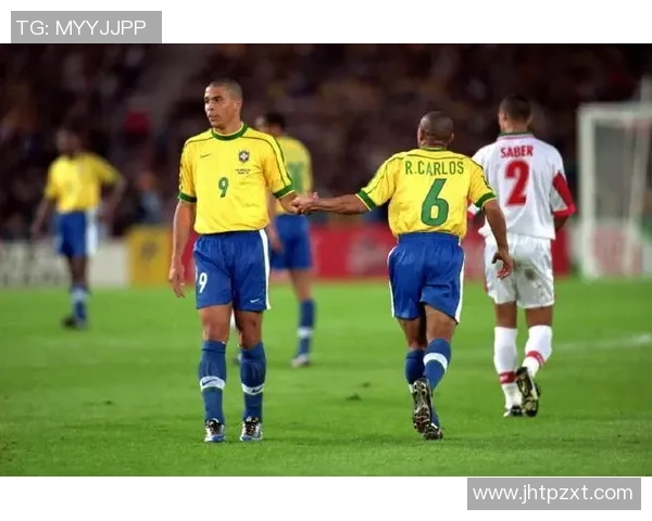 外国足球明星同框合影展现友谊与竞技精神的精彩瞬间